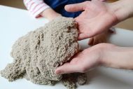 NaturSand Kinetický písek - přírodní - 3kg + formičky + pískoviště