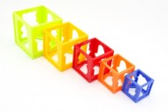 Kubus pyramida skládanka hranatá plast 5ks v krabičce 15x16x10cm 12m+